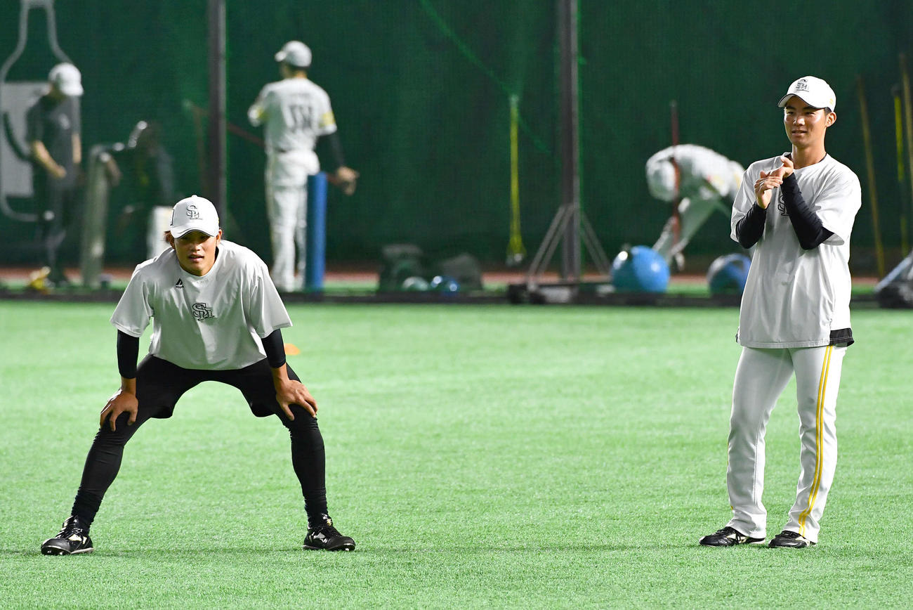 ソフトバンク対日本ハム　1軍に合流したソフトバンク山本（左）と庄子（撮影・岩下翔太）