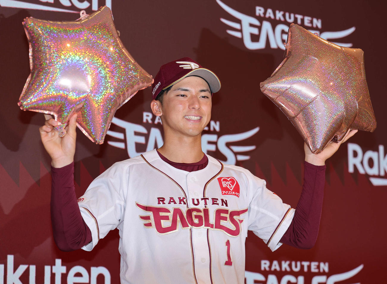 マイナビオールスターゲーム2025に選手間投票で選出され、スター風船を手に喜ぶ楽天宗山（撮影・野上伸悟）