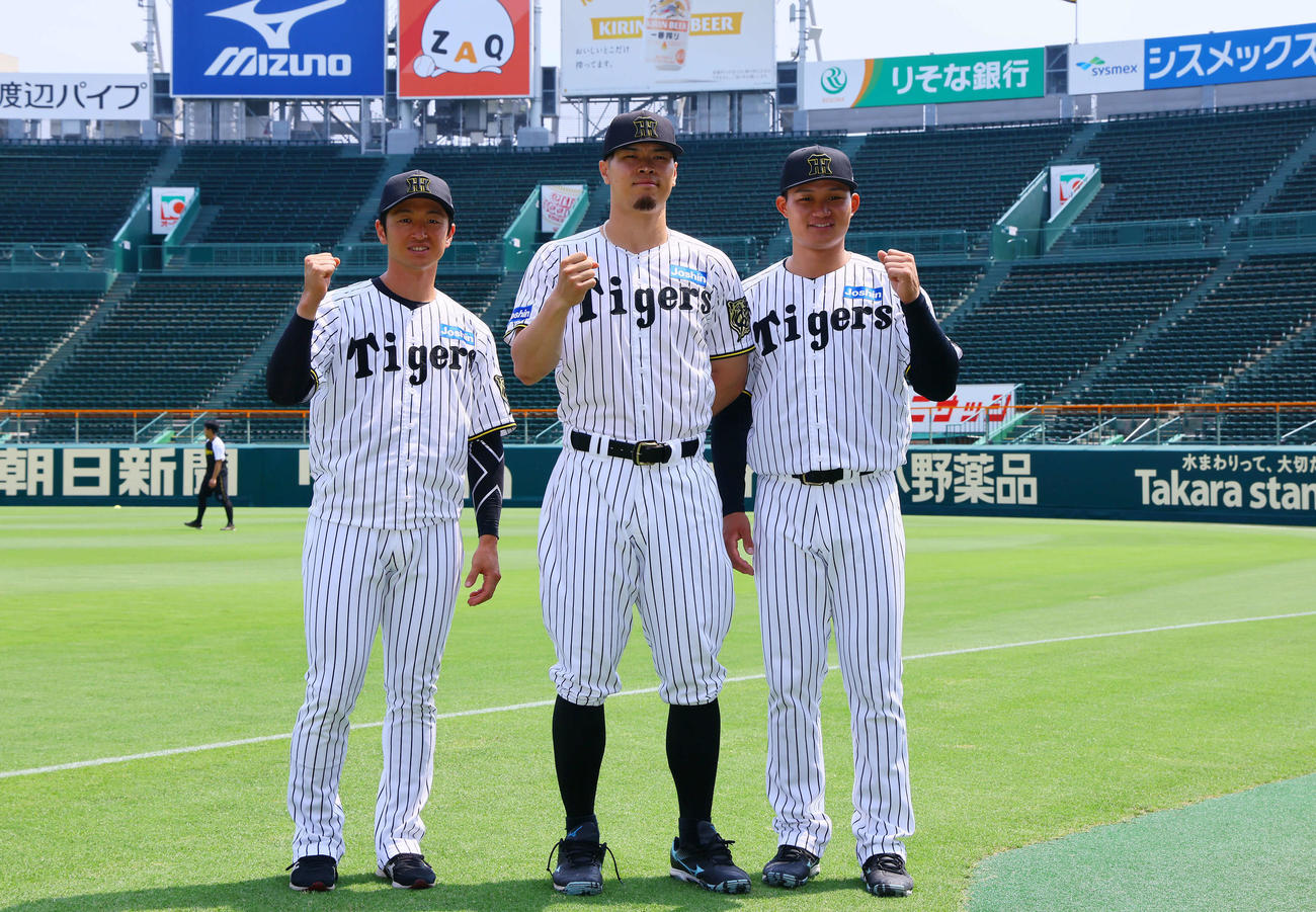 マイナビオールスターゲーム2025に選手間投票で選出された左から阪神近本、佐藤輝、森下（2025年7月1日撮影）