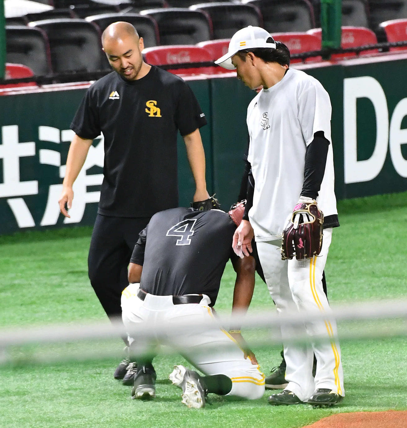 ソフトバンク対日本ハム　試合前練習のノック中にしゃがみ込むダウンズ（左）（撮影・岩下翔太）