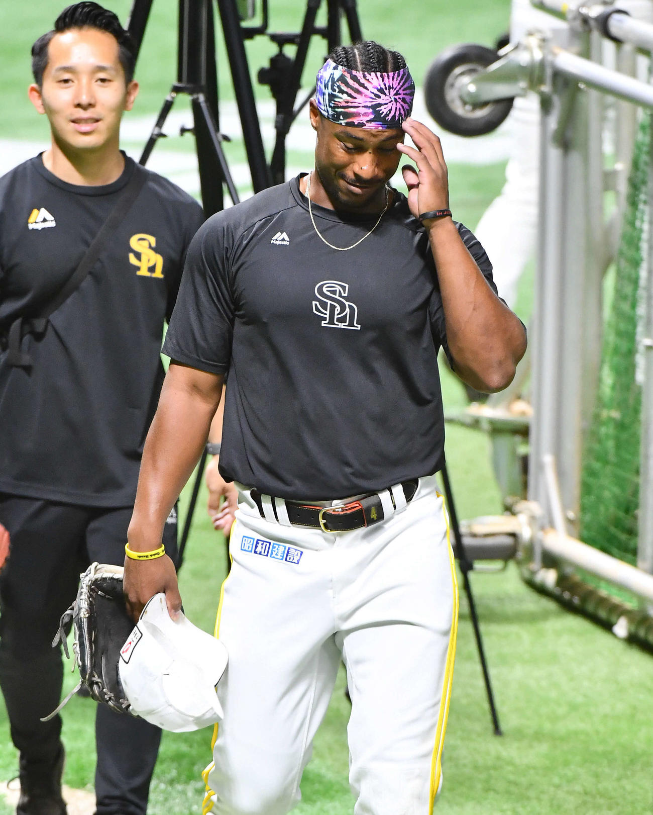 ソフトバンク対日本ハム　試合前練習のノックを切り上げてベンチ裏へ引き揚げるダウンズ（撮影・岩下翔太）