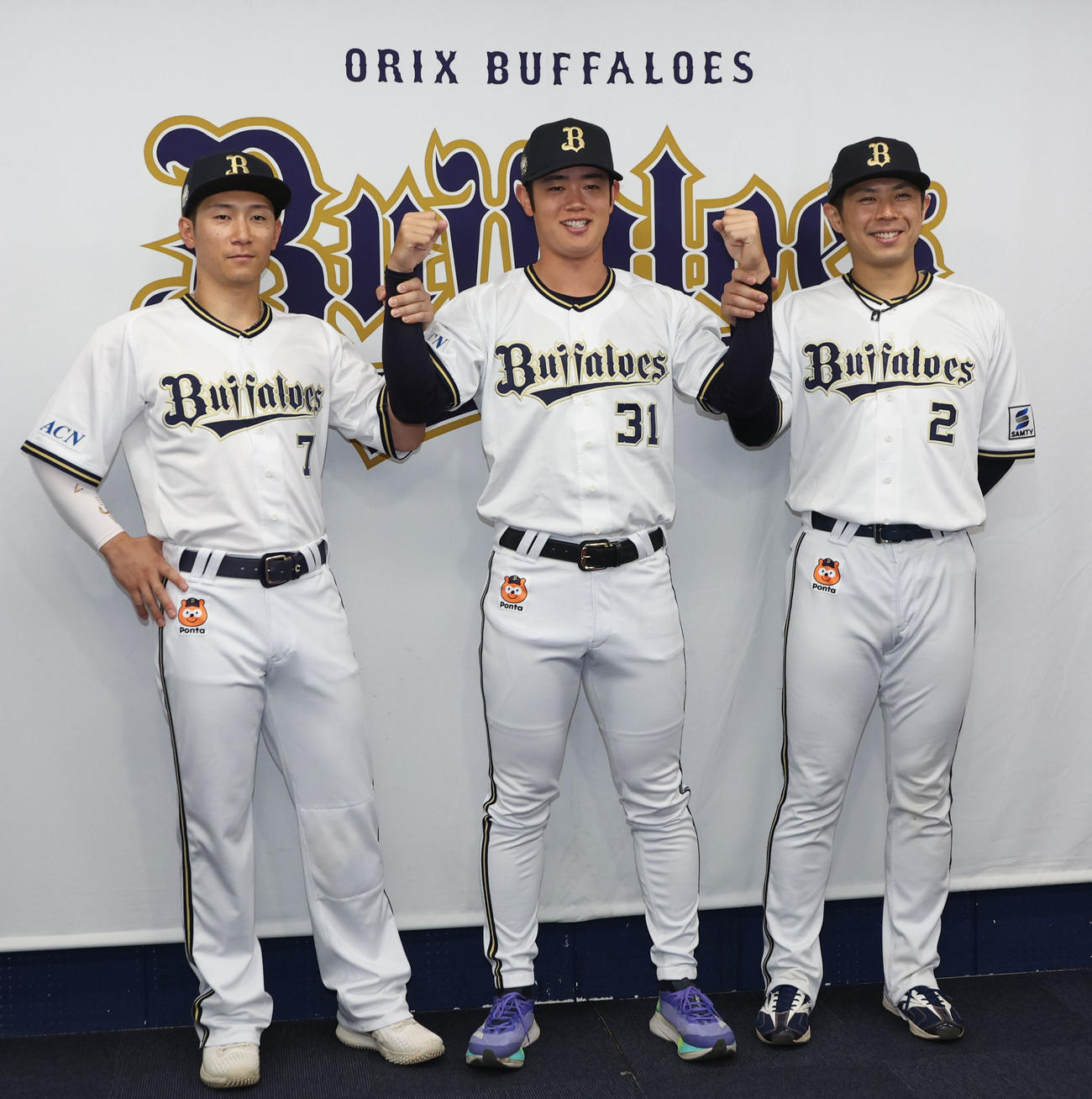 オールスターに選手間投票で選ばれたオリックスの右から若月、太田、西川（2025年6月撮影）
