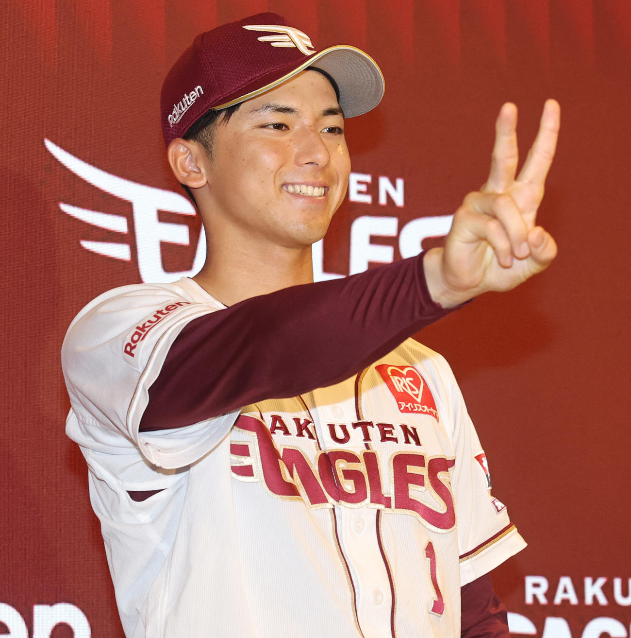 マイナビオールスターゲーム2025に選手間投票で選出されVサインの楽天宗山（撮影・野上伸悟）