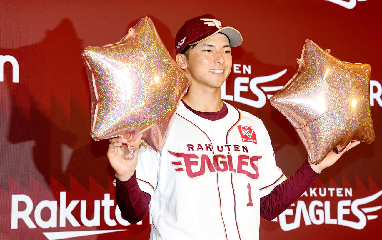 マイナビオールスターゲーム2025に選手間投票で選出され、スター風船を手に喜ぶ楽天宗山（撮影・野上伸悟）