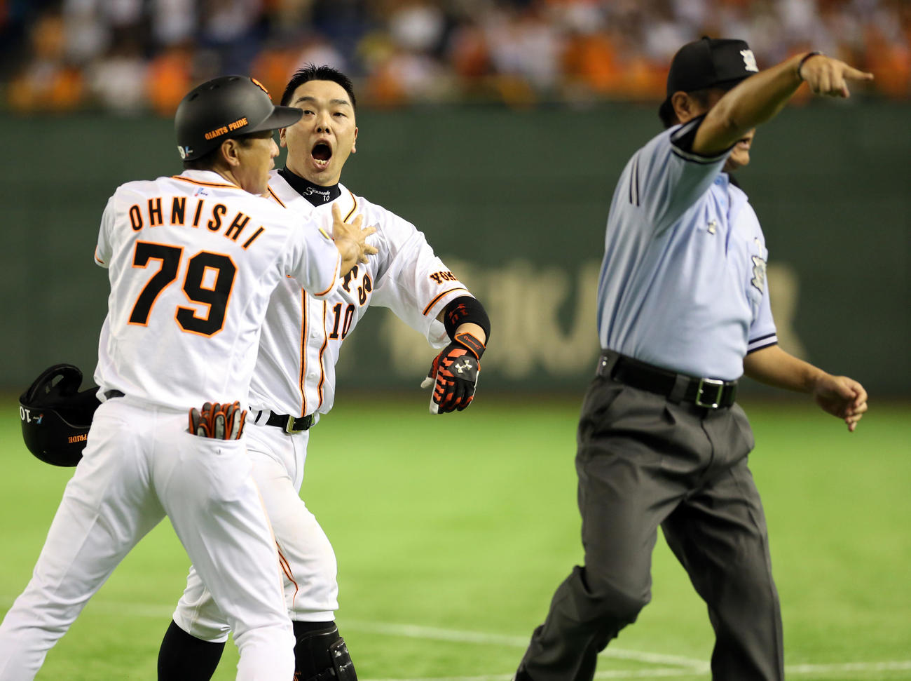 阿部監督現役時代の2014年7月、大西コーチの制止もきかず笠原塁審を押し、暴力行為とみなされ退場に