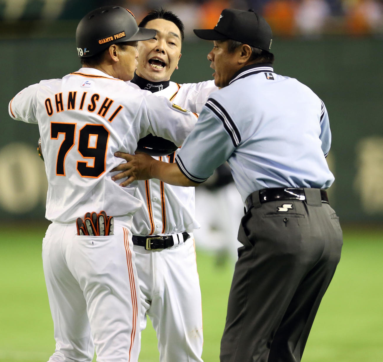2014年7月巨人対阪神　現役時代の阿部監督（中央）は、大西コーチの制止もきかず笠原塁審を押し、暴力行為とみなされ退場となる（2014年7月11日撮影）