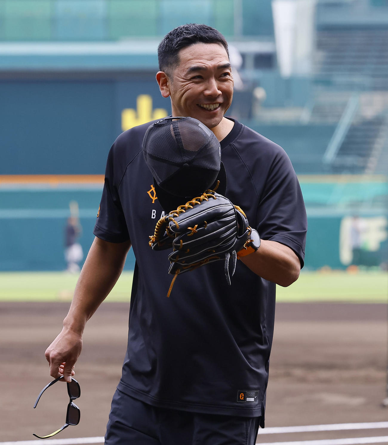 阪神対巨人　川藤幸三氏にあいさつする巨人阿部監督（撮影・藤尾明華）