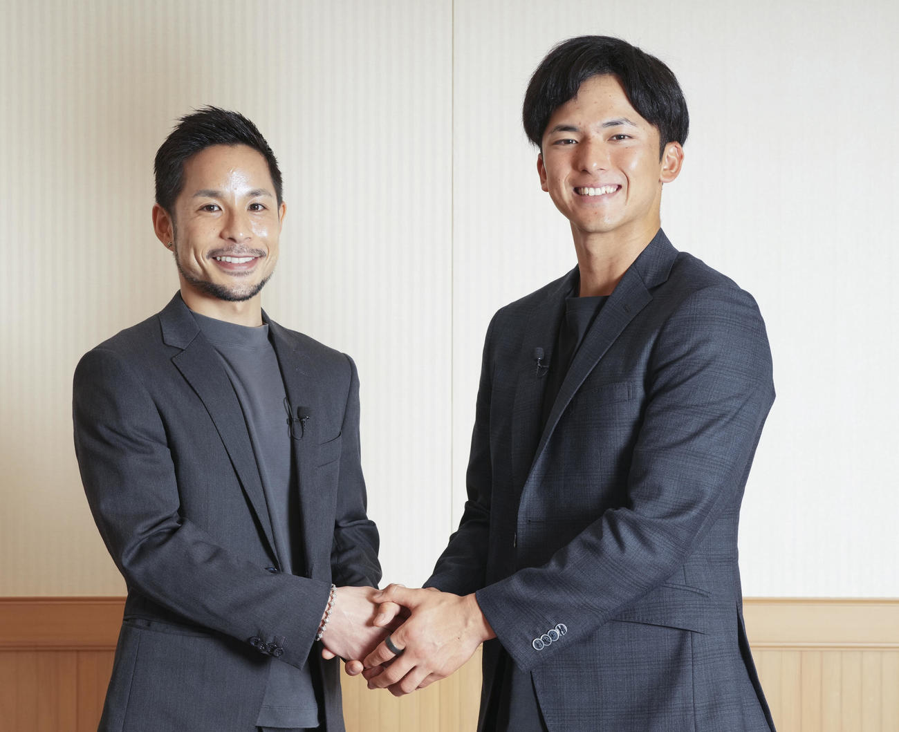 ボートレース甲子園の特別企画の対談で、ガッチリ握手を交わすボートレーサー佐藤隆太郎（左）と楽天宗山