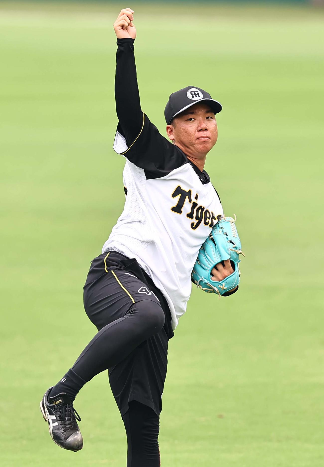 キャッチボールをする村上（撮影・上田博志）