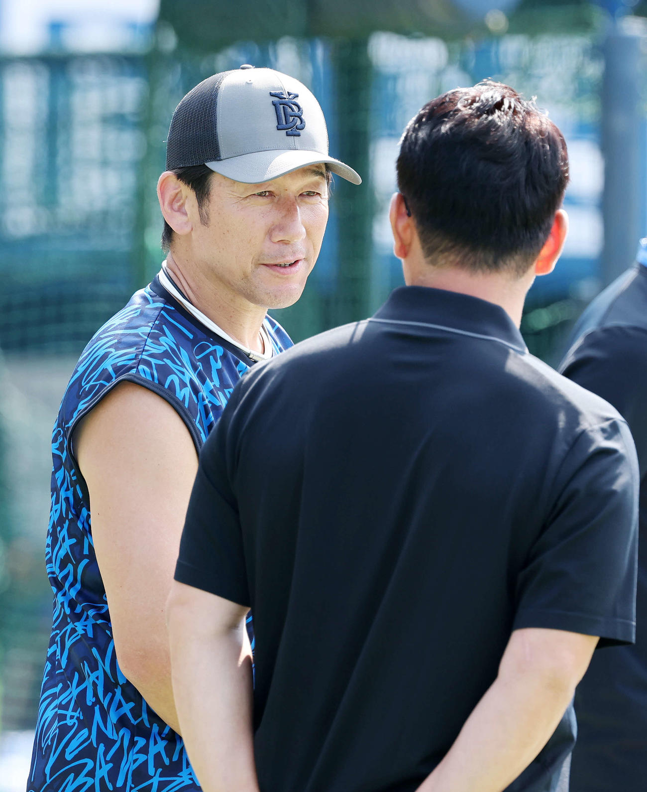 DeNA対中日　練習中、会話するDeNA三浦監督（左）と侍ジャパン井端監督（撮影・鈴木正人）