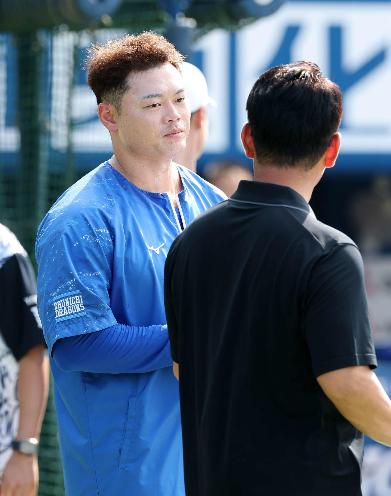 DeNA対中日　練習中、会話する侍ジャパン井端監督（右）と中日細川（撮影・鈴木正人）