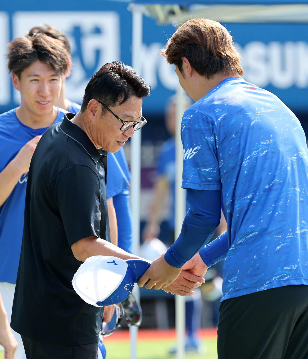 DeNA対中日　練習中、握手する侍ジャパン井端監督（左）と中日高橋宏（撮影・鈴木正人）