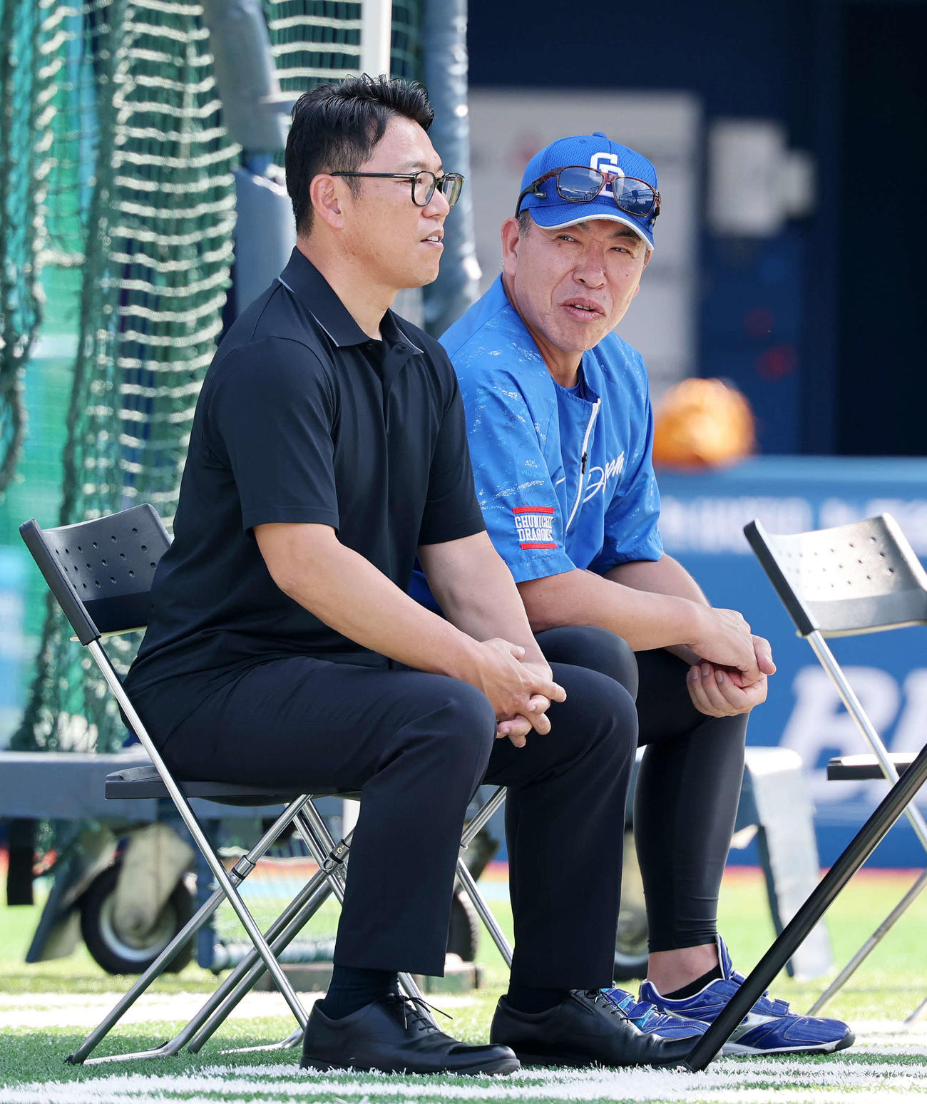 DeNA対中日　練習中、会話する侍ジャパン井端監督（左）と中日井上監督（撮影・鈴木正人）