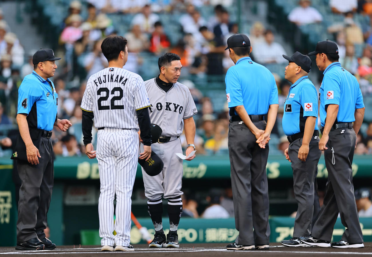 阪神対巨人　メンバー表交換で審判団に言葉をかける巨人阿部監督（撮影・藤尾明華）