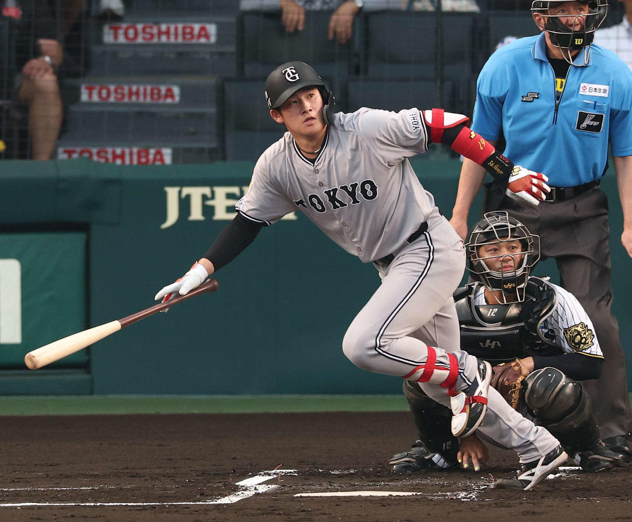 阪神対巨人　1回表巨人1死一、二塁、増田陸は先制2点適時二塁打を放つ（撮影・上田博志）
