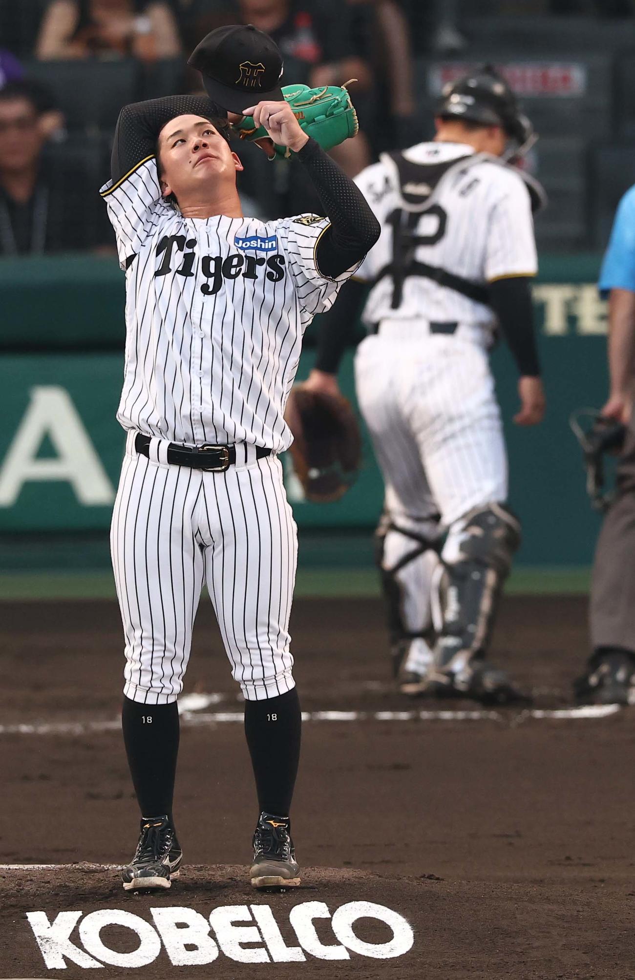 阪神対巨人　1回表巨人1死一、二塁、増田陸の2点適時二塁打で先制点を許した伊原（撮影・上田博志）