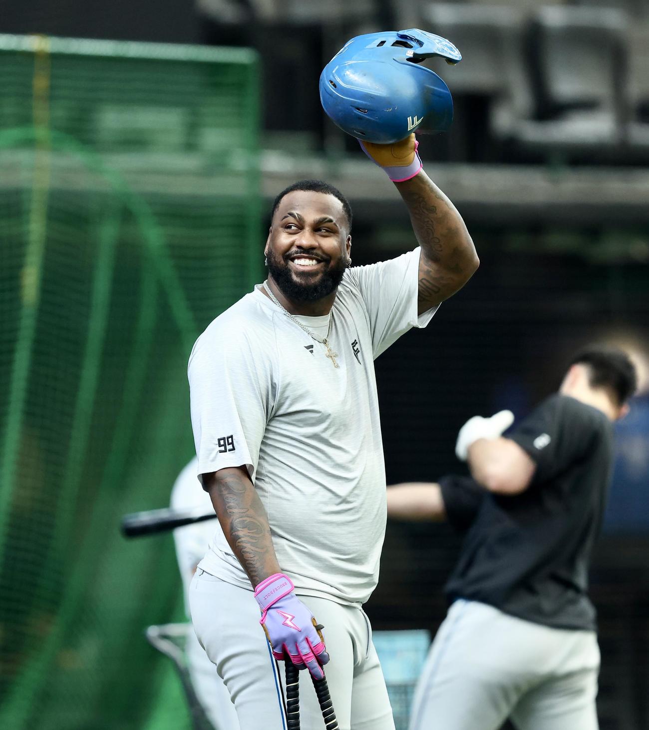 西武対日本ハム　試合前、ファンに手を振る日本ハム・レイエス（撮影・河田真司）
