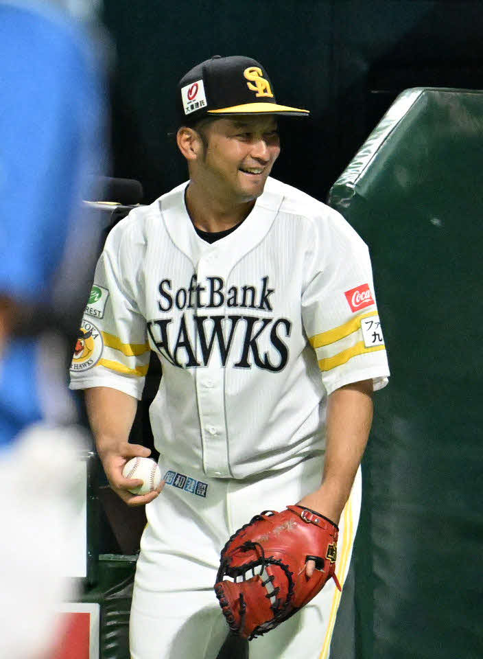 ソフトバンク対日本ハム　2回裏ソフトバンク無死、山本のプロ初安打ボールを受け取る嶺井（撮影・林敢治）