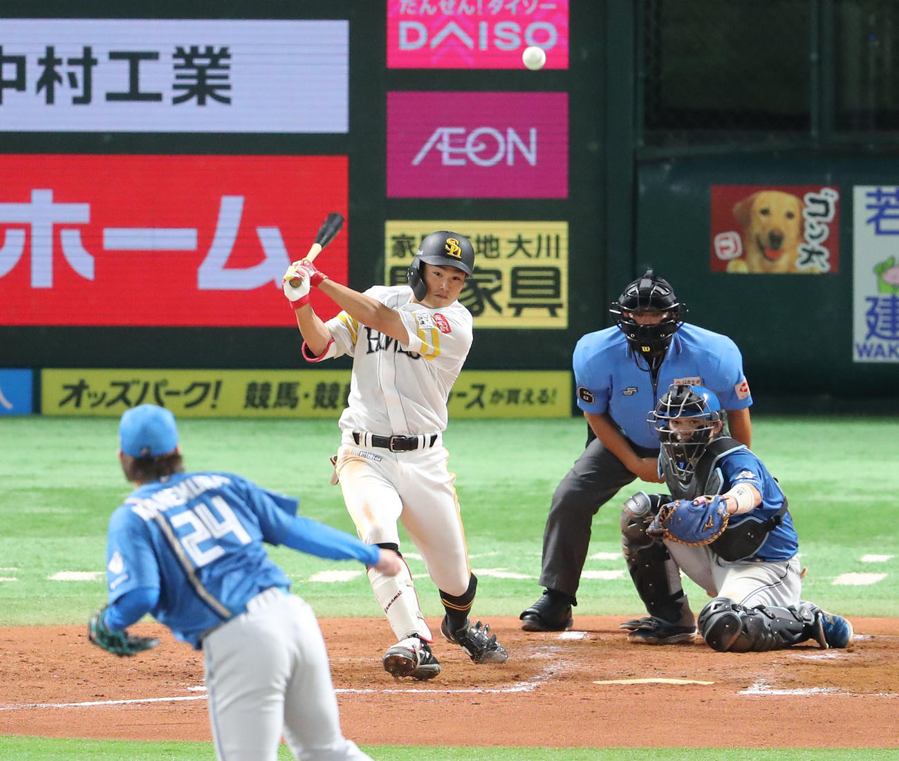 ソフトバンク対日本ハム　4回裏ソフトバンク2死一塁、山本は中前安打を放つ（撮影・梅根麻紀）