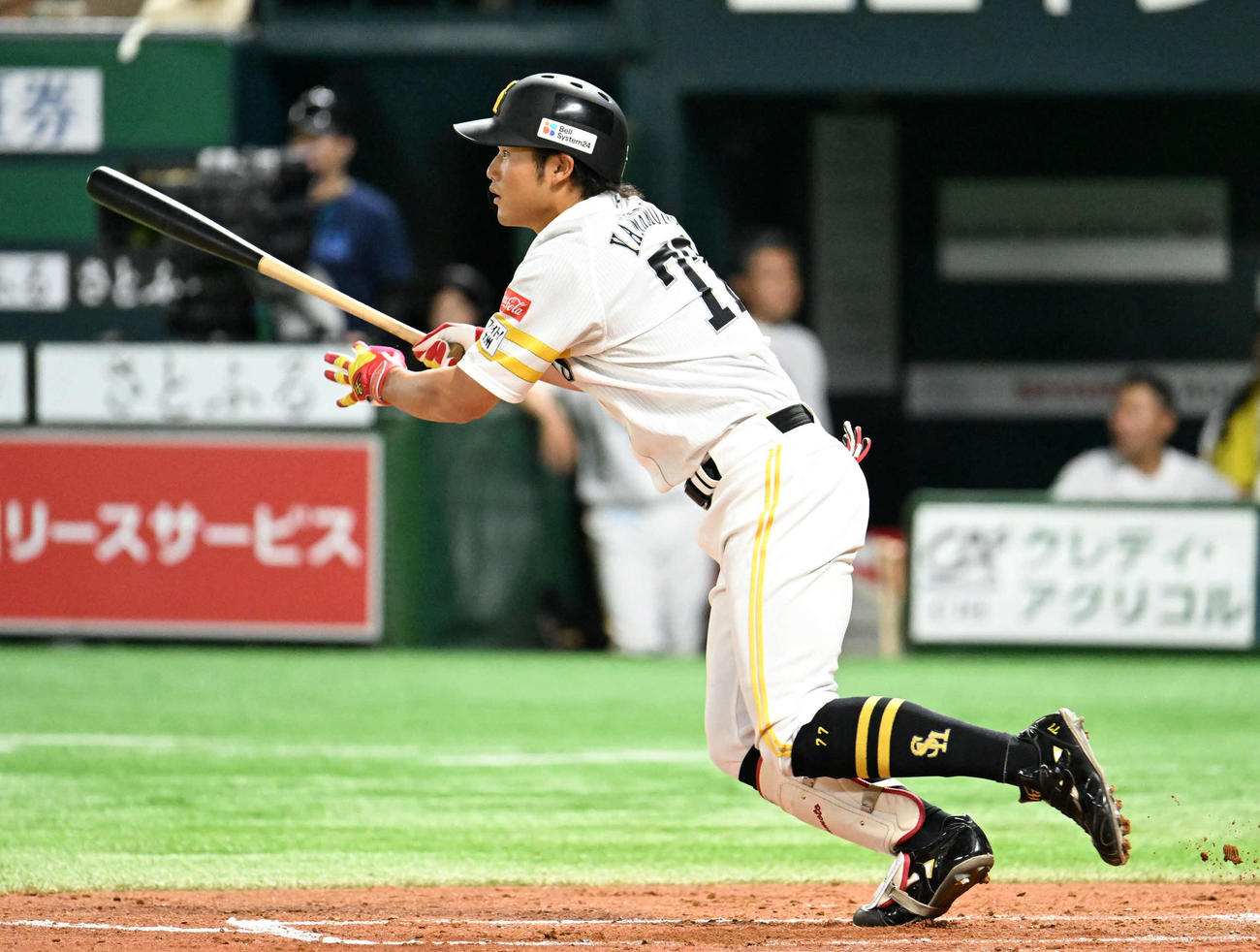 ソフトバンク対日本ハム　2回裏ソフトバンク無死、山本はプロ初安打を放つ（撮影・林敢治）