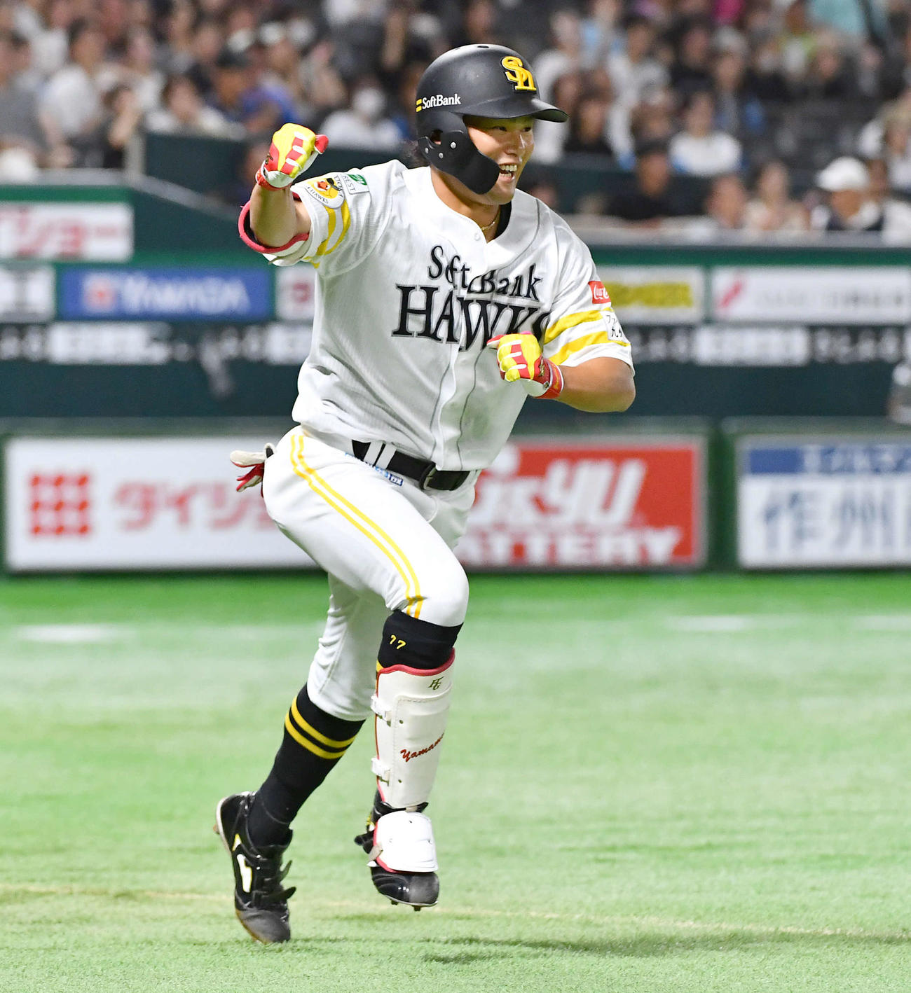 ソフトバンク対日本ハム　2回裏ソフトバンク無死、右前へプロ初安打を放ち、笑顔でガッツポーズする山本（撮影・岩下翔太）