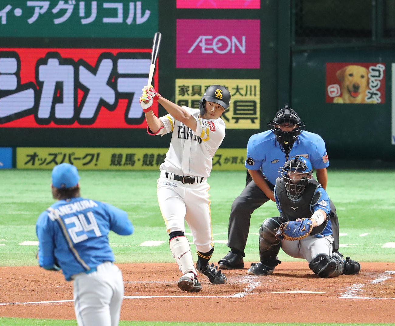 ソフトバンク対日本ハム　2回裏ソフトバンク無死、山本は右前安打を放つ（撮影・梅根麻紀）