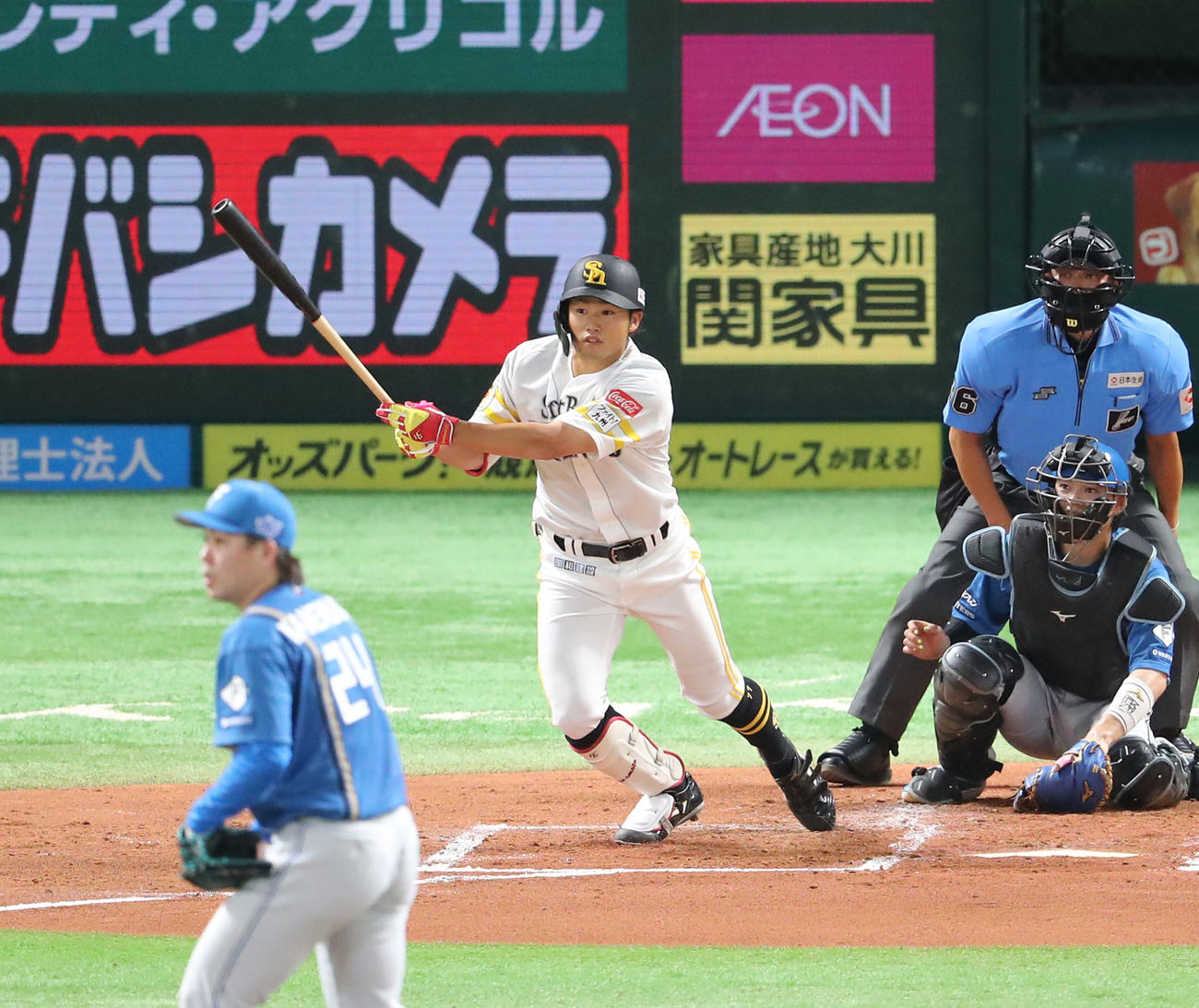 ソフトバンク対日本ハム　2回裏ソフトバンク無死、山本は右前安打を放つ（撮影・梅根麻紀）