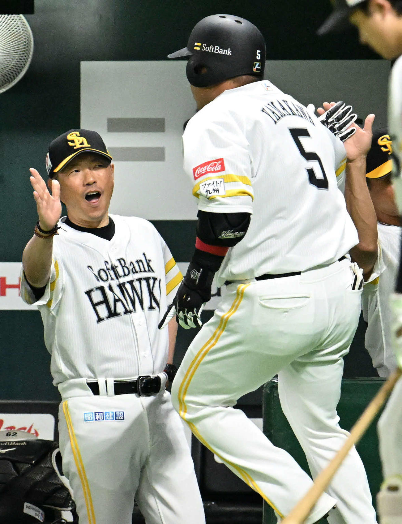 ソフトバンク対日本ハム　2回裏ソフトバンク無死、山川（右）は先制本塁打を放ち小久保監督とタッチを交わす（撮影・林敢治）