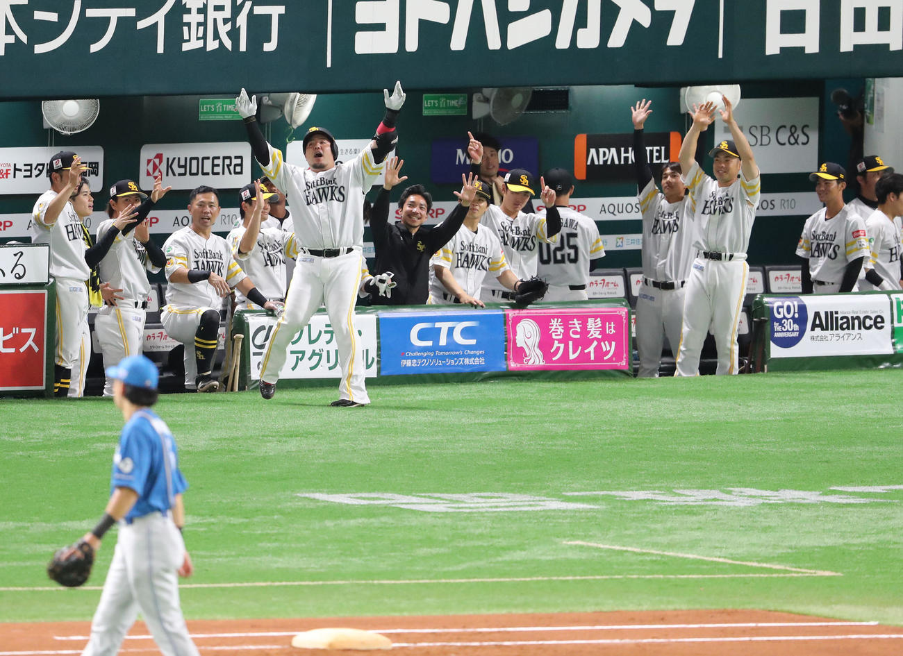 ソフトバンク対日本ハム　2回裏ソフトバンク無死、山川は左越えに先制となる本塁打を放ちポーズを決める（撮影・梅根麻紀）