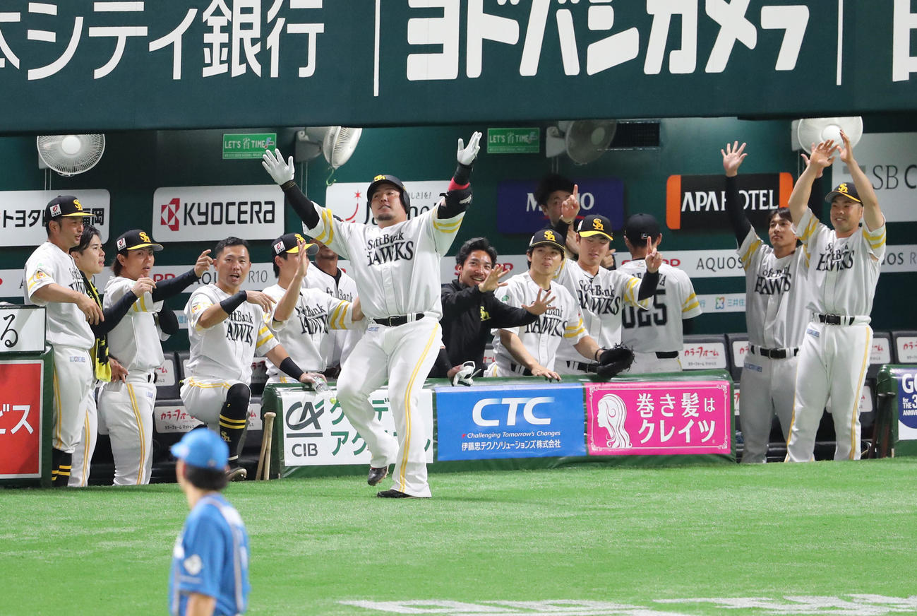 ソフトバンク対日本ハム　2回裏ソフトバンク無死、山川は左越えに先制となる本塁打を放ちポーズを決める（撮影・梅根麻紀）