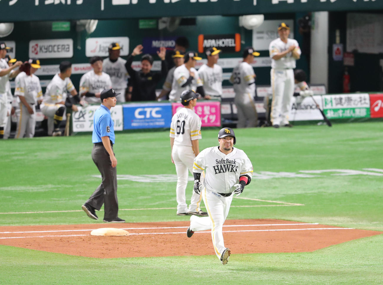 ソフトバンク対日本ハム　2回裏ソフトバンク無死、山川は左越えに先制となる本塁打を放つ（撮影・梅根麻紀）