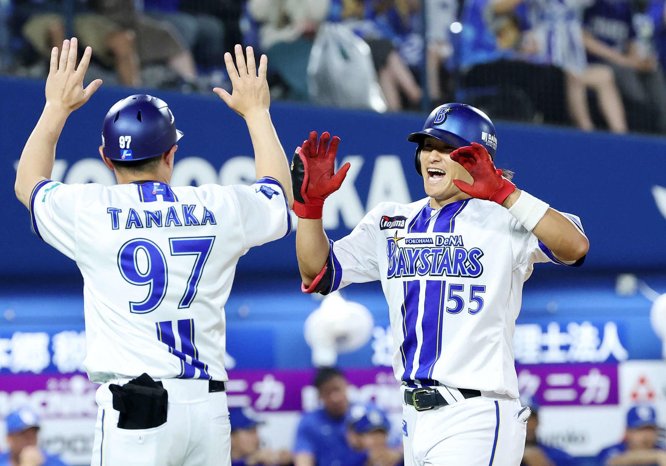 DeNA対中日　4回裏DeNA1死、井上（右）は右越えソロ本塁打を放ち田中コーチと喜ぶ（撮影・鈴木正人）