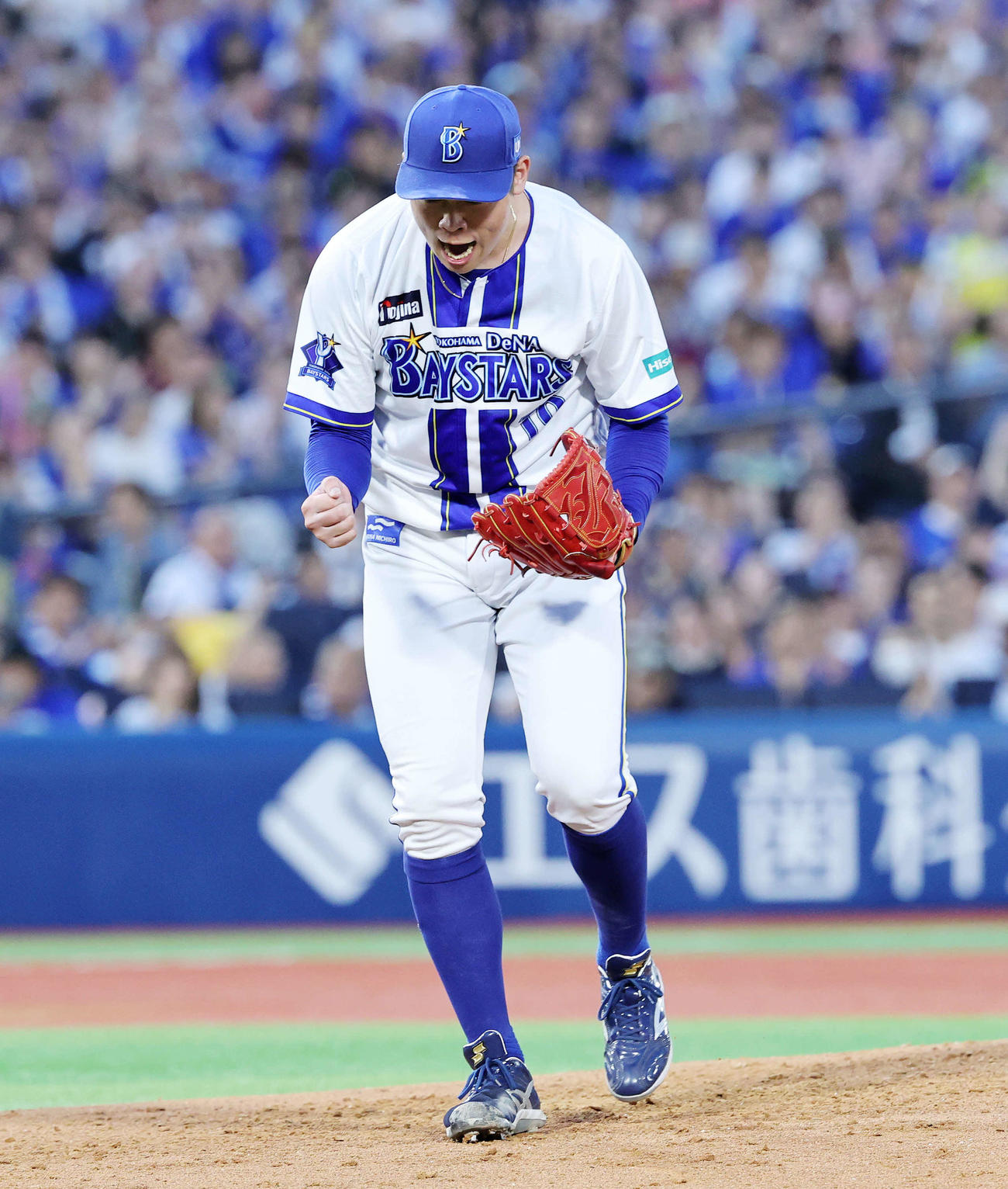 DeNA対中日　3回表、中日の攻撃を抑えガッツポーズで雄たけびを上げるDeNA小園（撮影・鈴木正人）