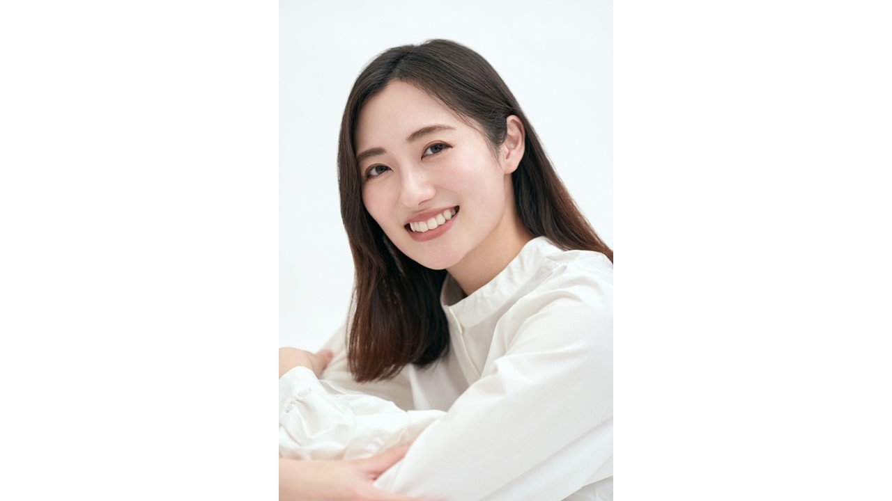 8月7日に始球式を行う女優の奥山かずさ（球団提供）