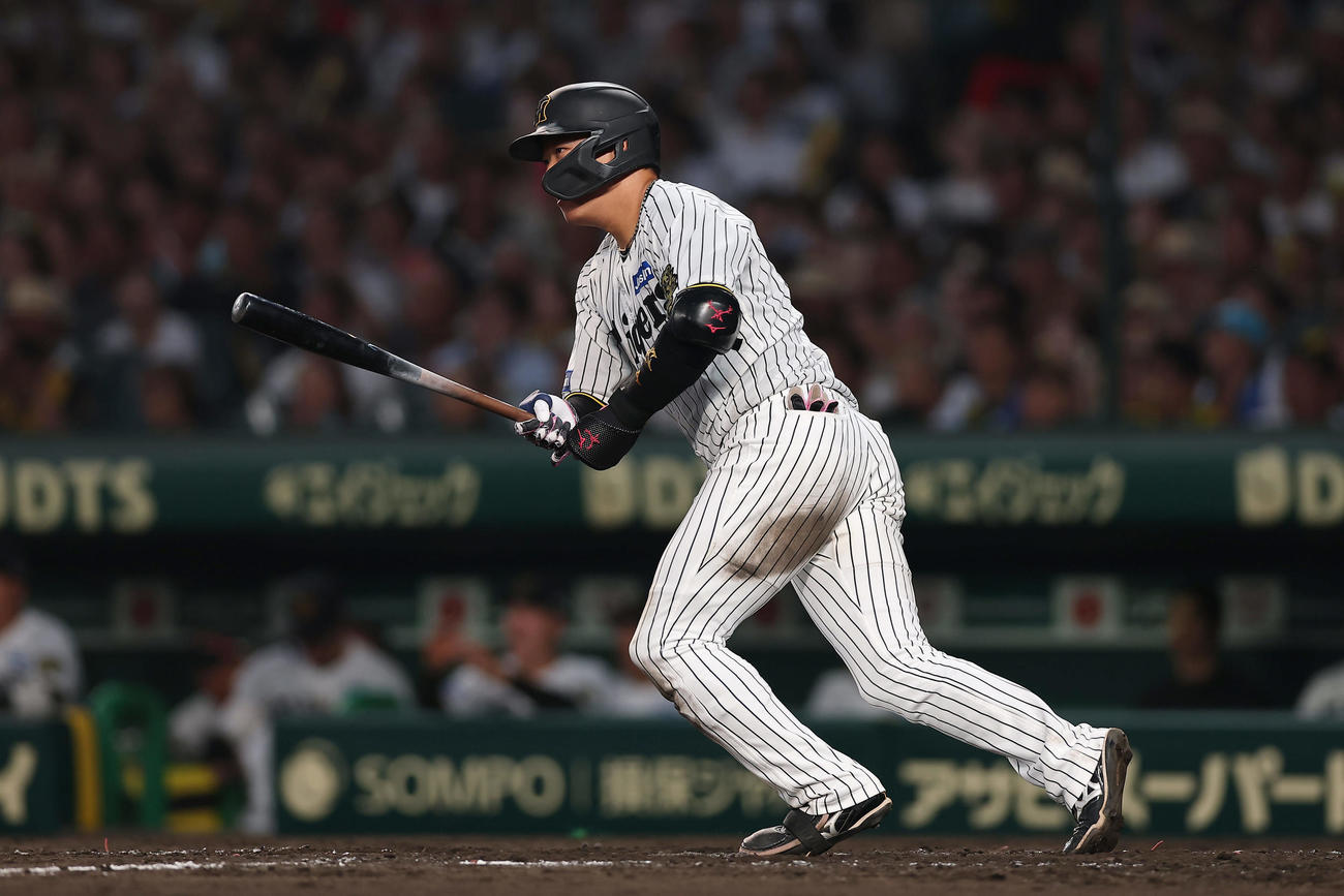 阪神対巨人　4回裏阪神1死一、三塁、左前適時打を放つ大山（撮影・前田充）
