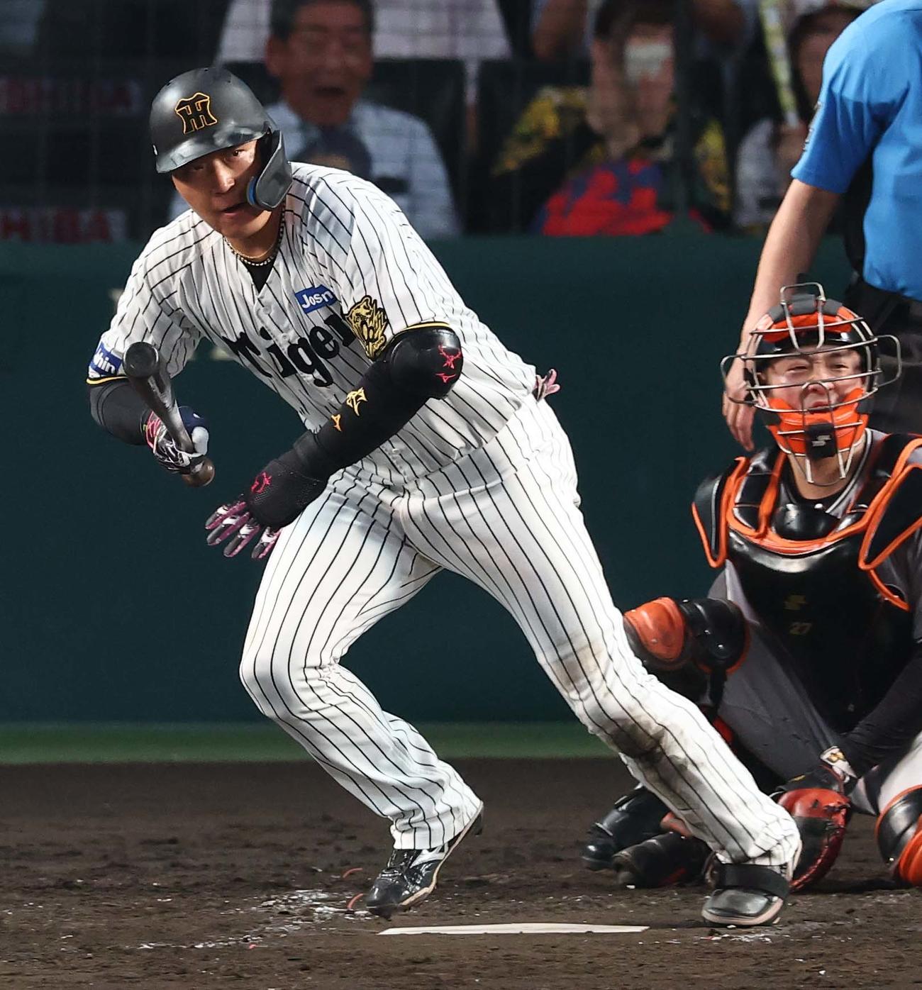 阪神対巨人　4回裏阪神1死一、三塁、大山は左前適時打を放つ（撮影・上田博志）