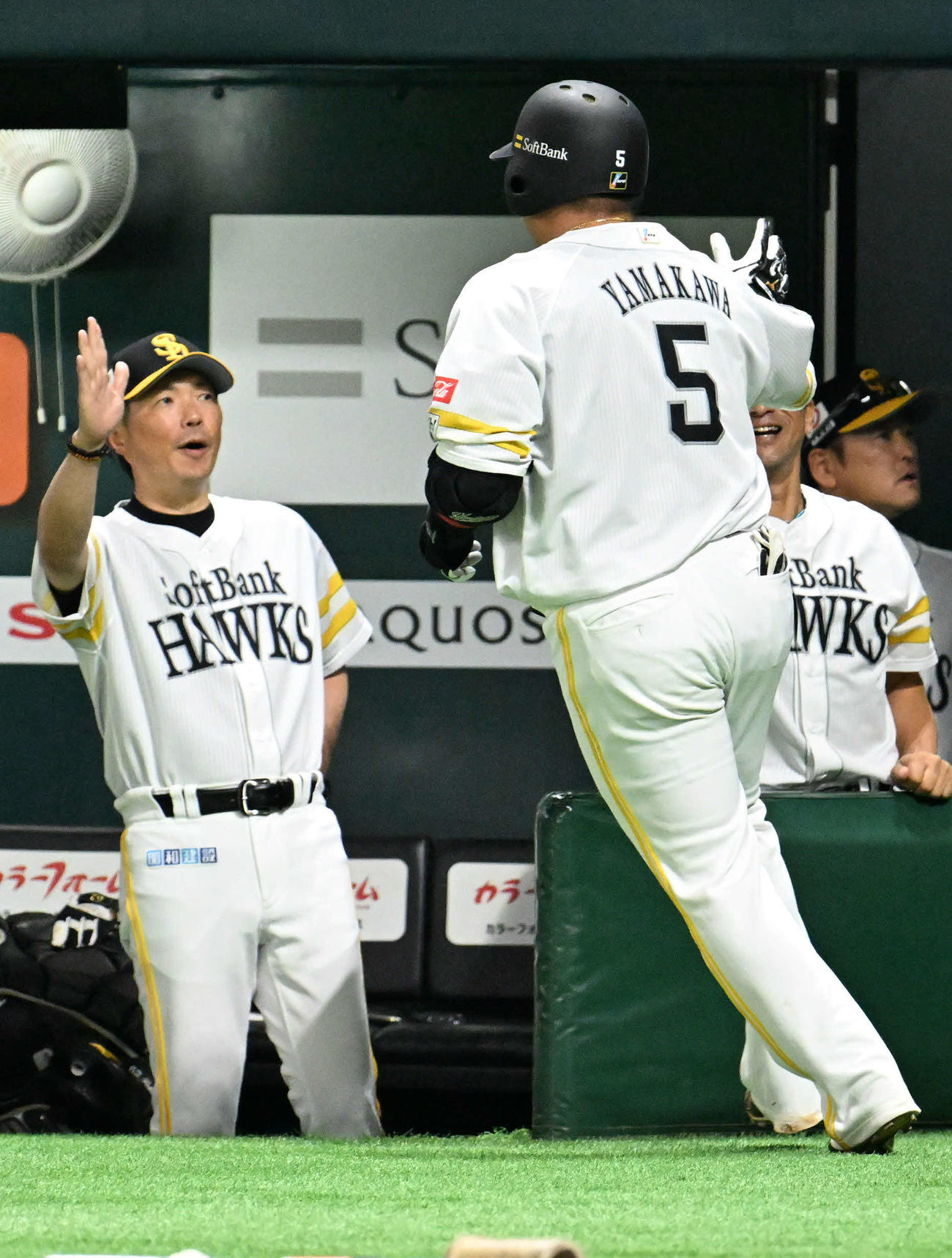 ソフトバンク対日本ハム　6回裏ソフトバンク無死、山川（右）は本塁打を放ち小久保監督とタッチを交わす（撮影・林敢治）