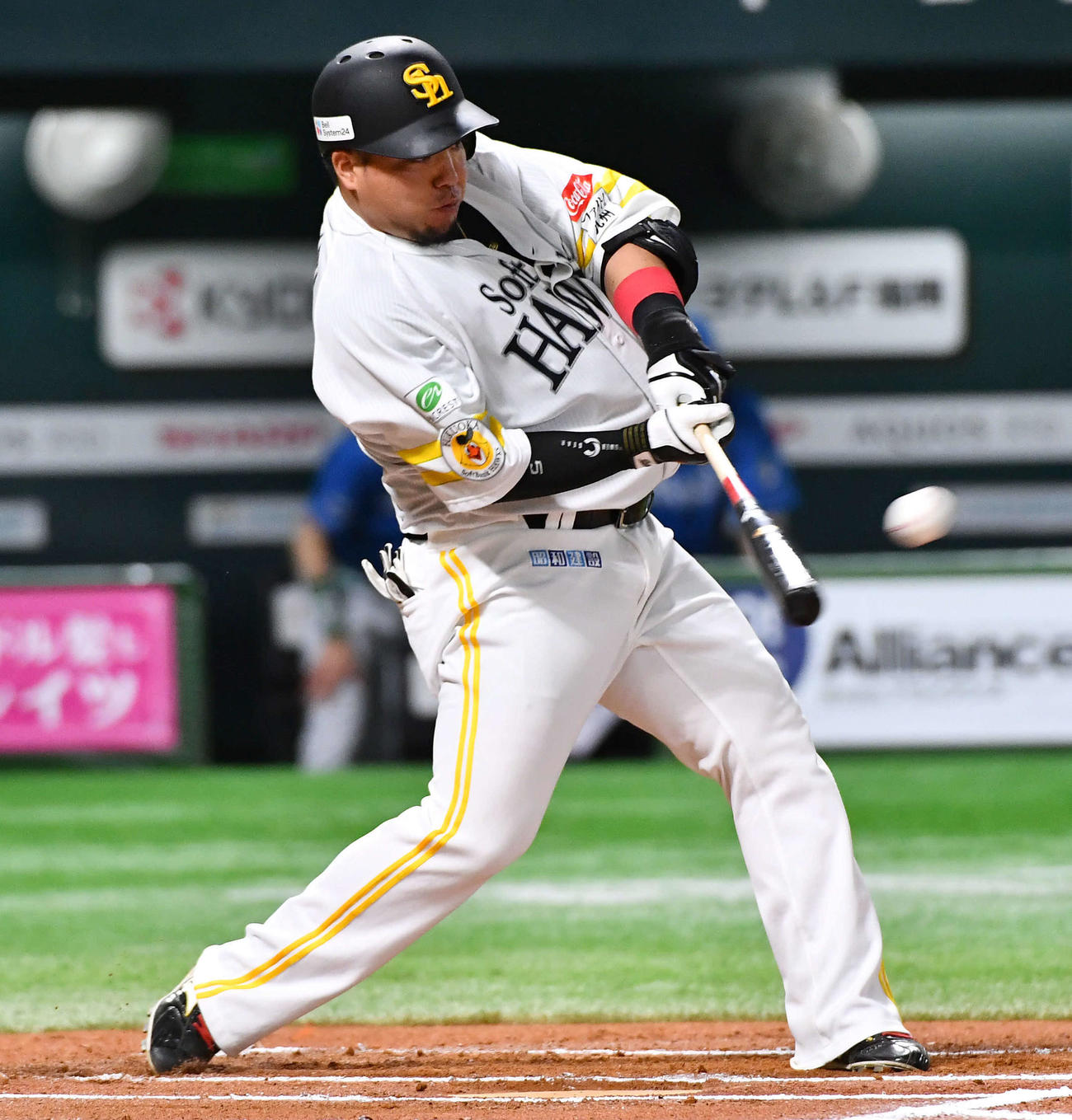 ソフトバンク対日本ハム　6回裏ソフトバンク無死、山川は左越え本塁打を放つ（撮影・岩下翔太）