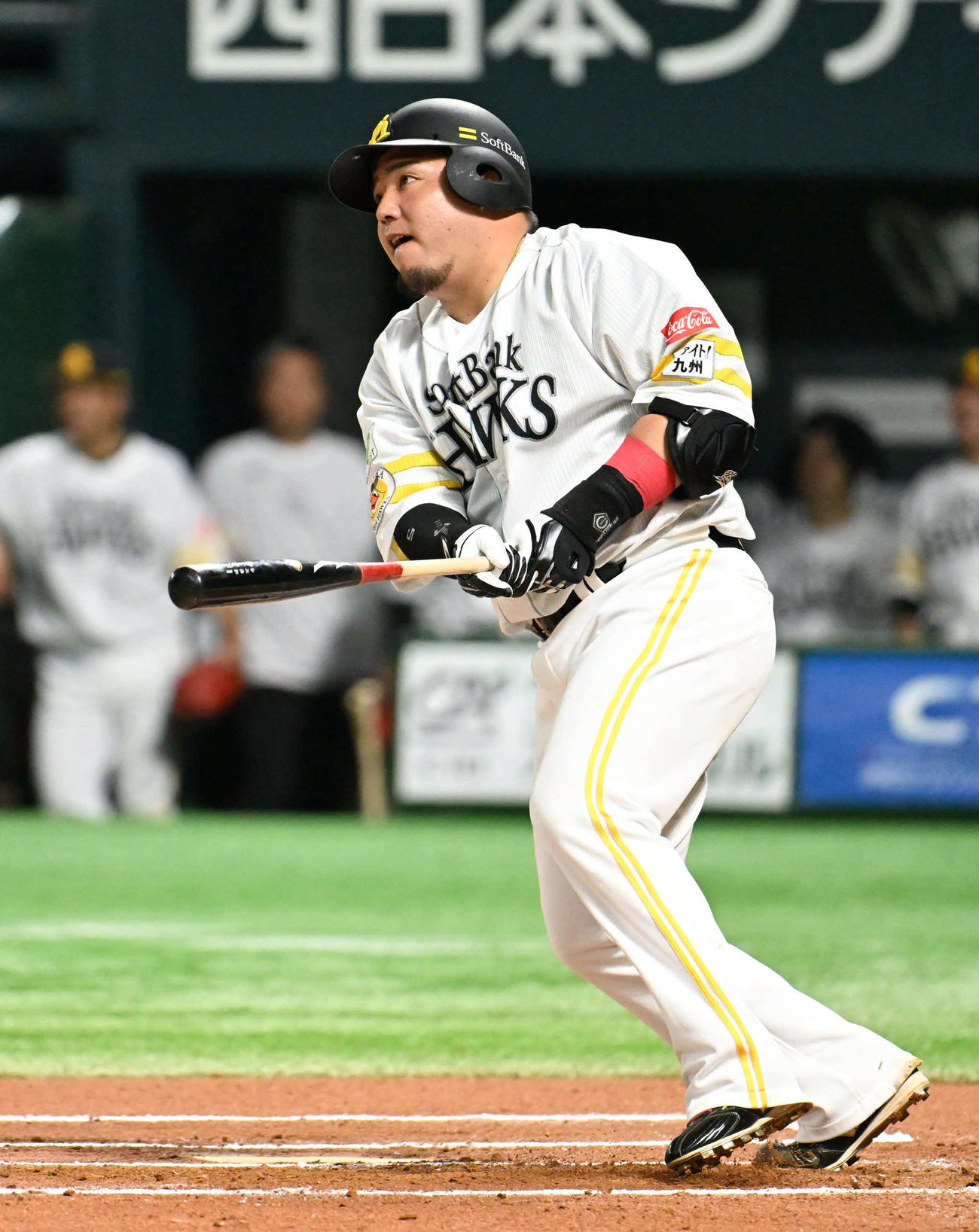 ソフトバンク対日本ハム　6回裏ソフトバンク無死、山川は左越えに本塁打を放つ（撮影・林敢治）