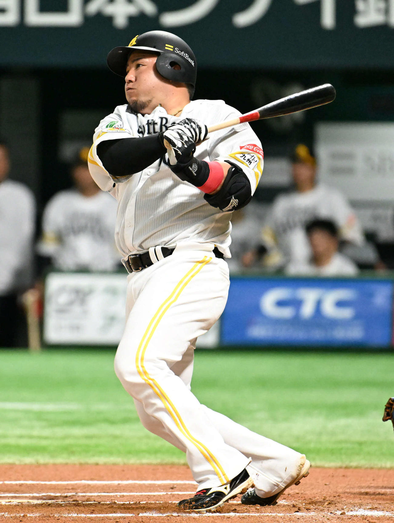 ソフトバンク対日本ハム　6回裏ソフトバンク無死、山川は左越えに本塁打を放つ（撮影・林敢治）