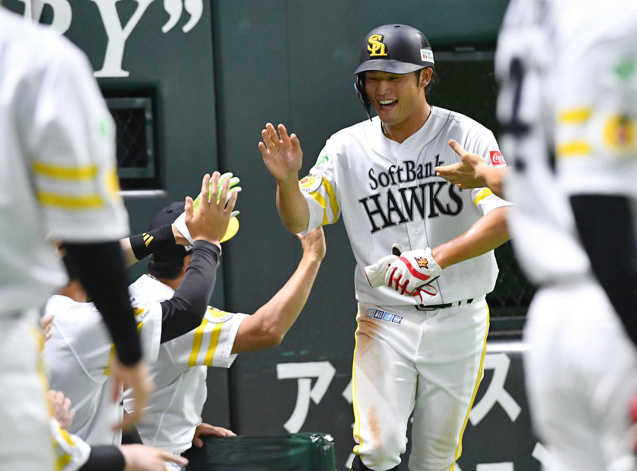 ソフトバンク対日本ハム　4回裏ソフトバンク2死満塁、海野の勝ち越し中前2点適時打で生還し、笑顔でタッチを交わす山本（撮影・岩下翔太）