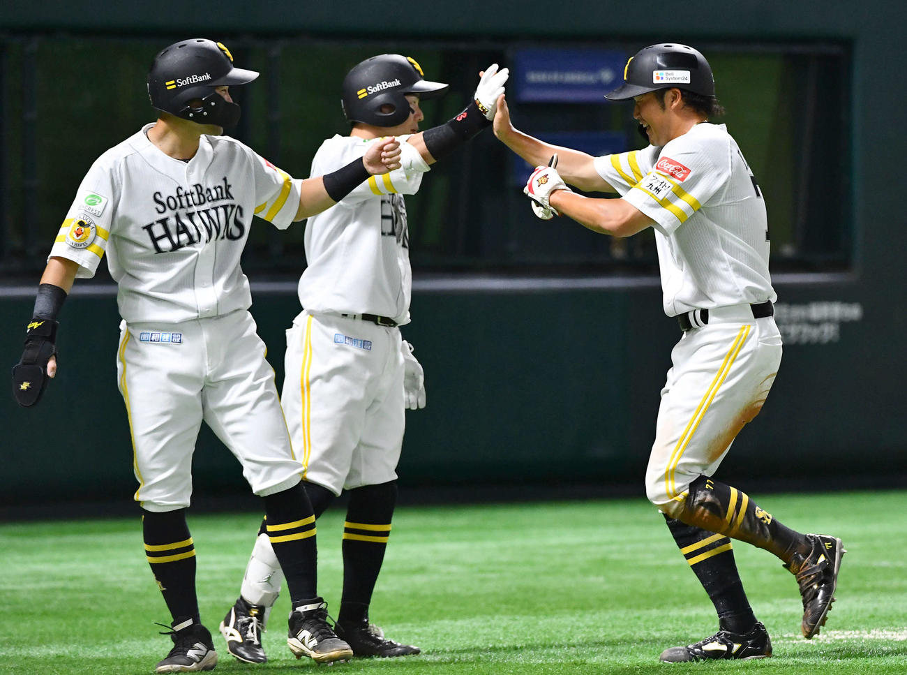 ソフトバンク対日本ハム　4回裏ソフトバンク2死満塁、海野の勝ち越し中前2点適時打で二塁から生還し、左から中村、牧原大と笑顔でタッチを交わす山本（撮影・岩下翔太）