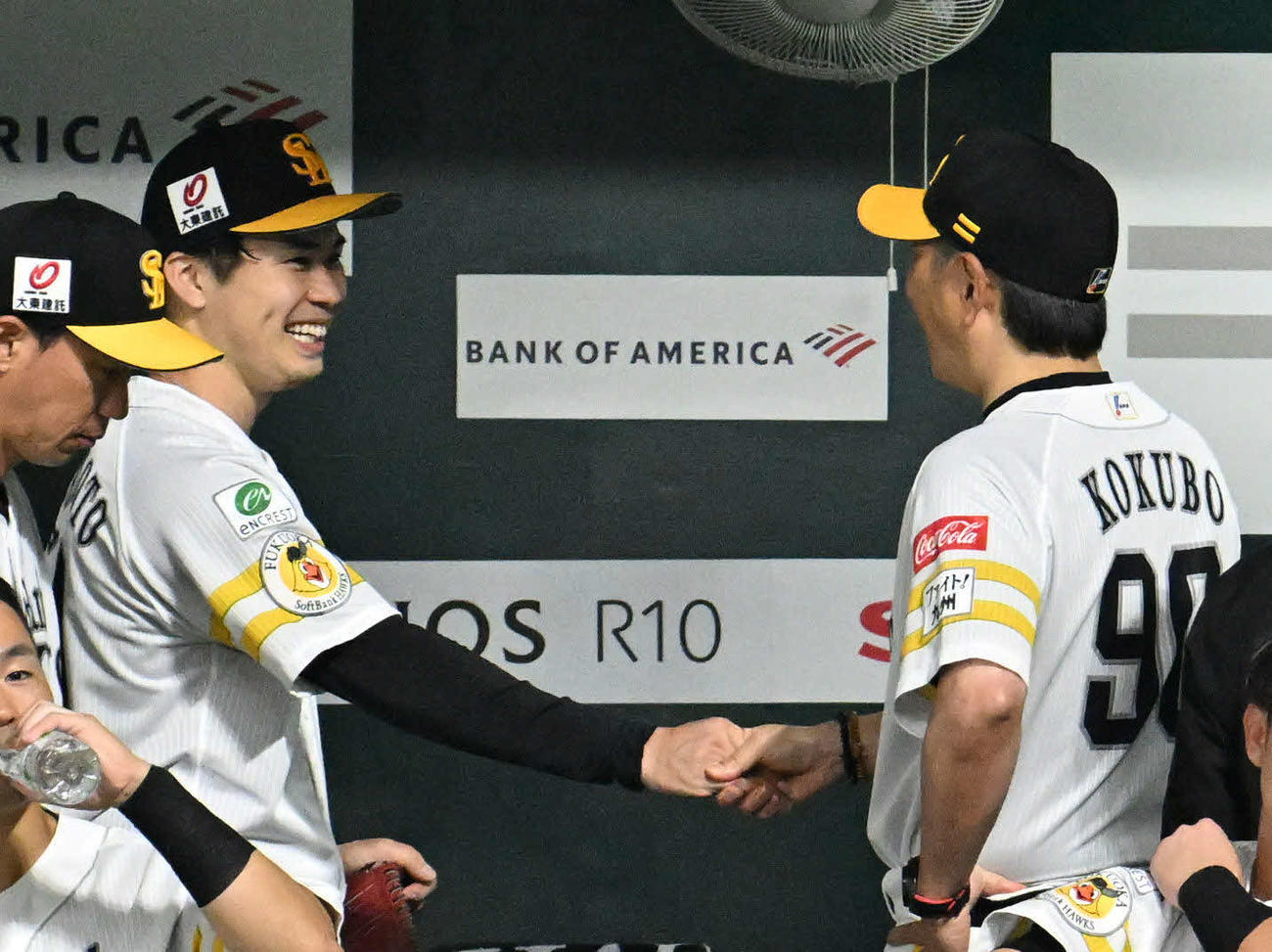 ソフトバンク対日本ハム　7回表終了後、小久保監督（右）と握手を交わす松本晴（撮影・林敢治）