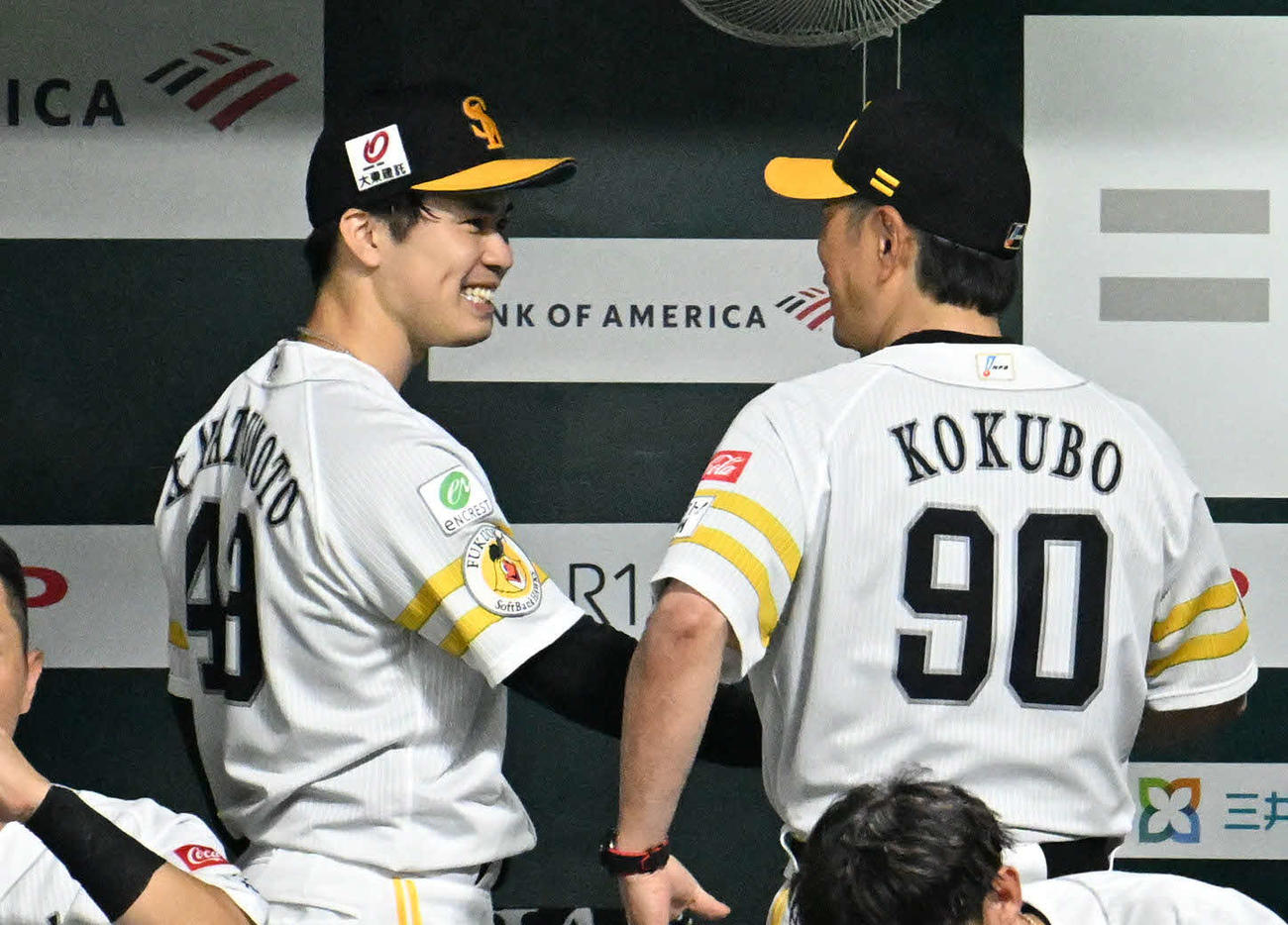 ソフトバンク対日本ハム　7回表終了後、小久保監督（右）と笑顔で話す松本晴（撮影・林敢治）