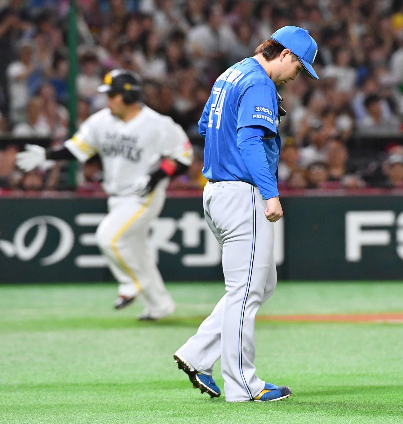 ソフトバンク対日本ハム　2回裏ソフトバンク無死、山川（左）に先制の左越え本塁打を打たれた金村（撮影・岩下翔太）