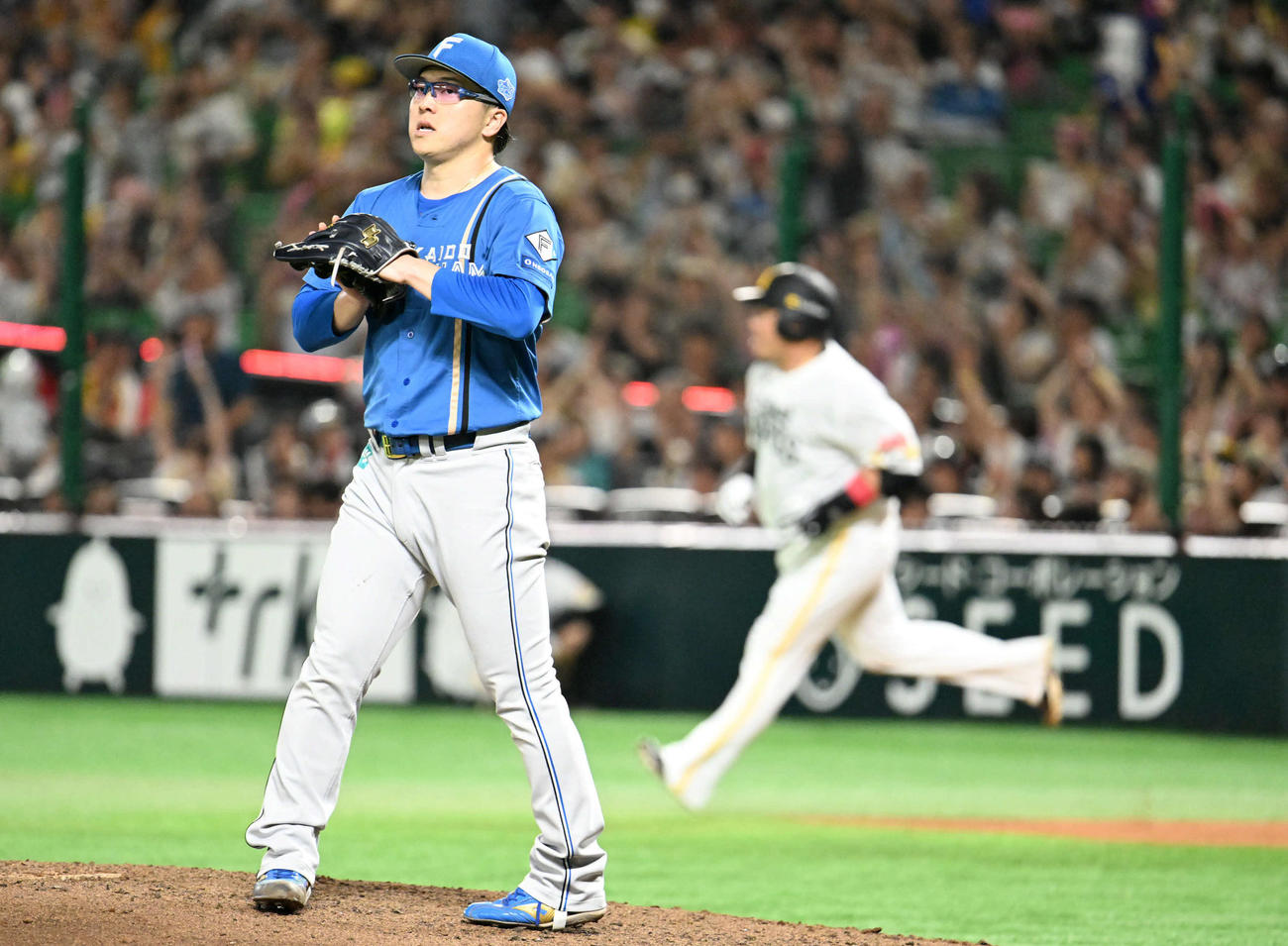 ソフトバンク対日本ハム　6回裏ソフトバンク無死、生田目（左）は山川に本塁打を許す（撮影・林敢治）