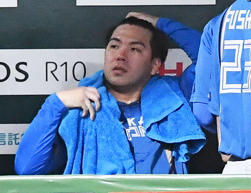 ソフトバンク対日本ハム　4回裏終了後、海野に勝ち越し2点適時打を打たれた金村はベンチで肩を落とす（撮影・岩下翔太）
