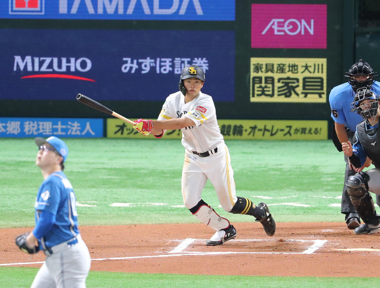 ソフトバンク対日本ハム　6回裏ソフトバンク無死、山本は中越え二塁打を放つ（撮影・梅根麻紀）