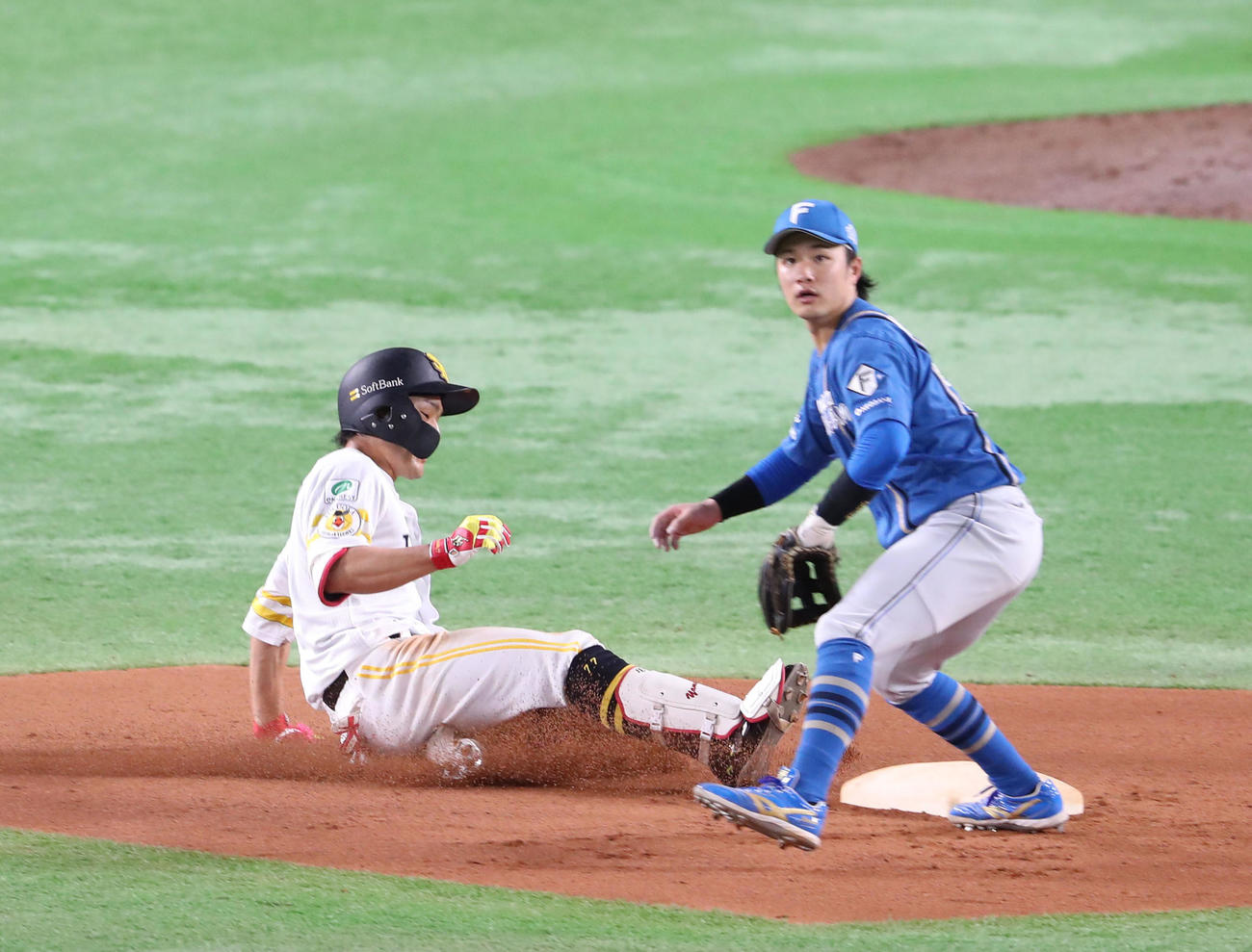 ソフトバンク対日本ハム　6回裏ソフトバンク無死、山本は中越え二塁打を放つ（撮影・梅根麻紀）