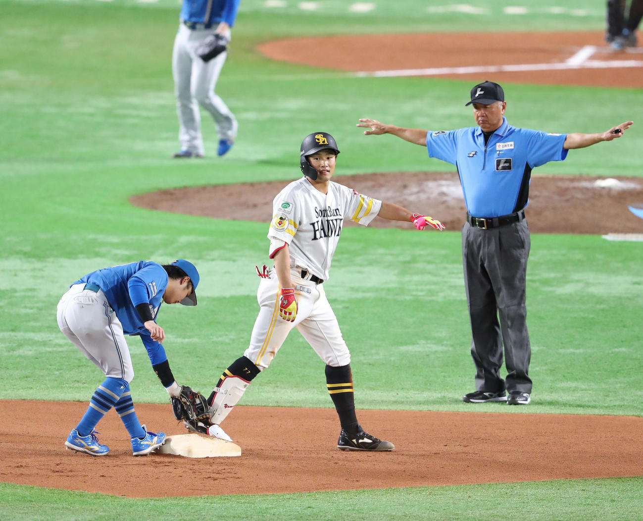 ソフトバンク対日本ハム　6回裏ソフトバンク無死、山本は中越え二塁打を放つ（撮影・梅根麻紀）